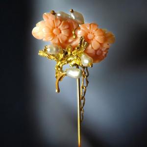 Spilla Anni 60 in oro 18 kt, Corallo Rosa e Perle di Fiume