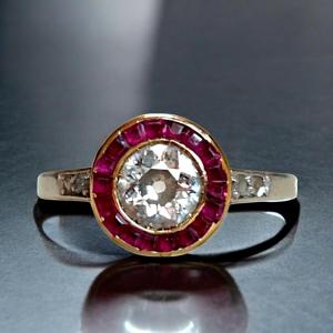 Anello Art Déco con diamanti da 0,62 carati e rubini birmani. C 1925