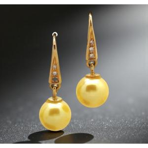 Orecchini in Oro 18 kt con perle Akoya *Gold* da 9 mm e Diamanti