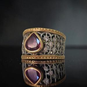 Anello In Oro Bicolore 18 kt a Fascia Lavorata a giorno con Rubino
