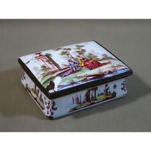 Charming 18th Century Box In Enamelled Copper With Painted Decor Of A Gallant Scene And Architectures