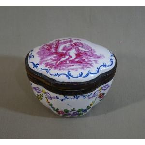 Earthenware From Sceaux, 18th Century Box Decorated With Puttos & Garlands Of Flowers