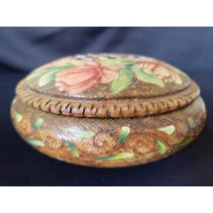 Large Round Spa Box In Guilloche Boxwood. Floral Motifs And Coat Of Arms Of Luxembourg. XIX °.