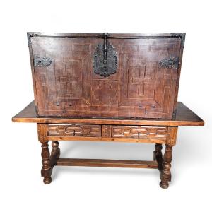 17th-century Spanish Cabinet In Walnut And Exotic Woods, Marquetry Interior