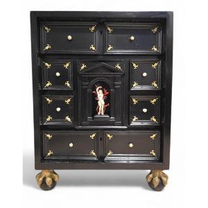 Important 17th-century Italian Cabinet In Ebonized Wood, Adorned With Gilt Bronze Mounts And A Relief