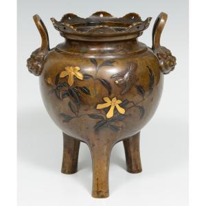 Tripod Vase Or Incense Burner In Patinated Bronze, Meiji Period, Decorated With Birds And Flowers