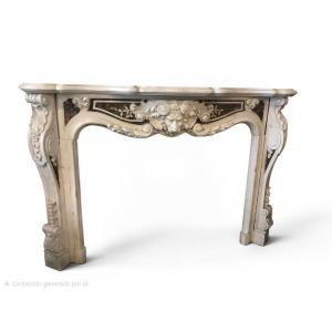 Neoclassical Italian Marble Mantelpiece With A Lion's Head Motif, Early 20th Century