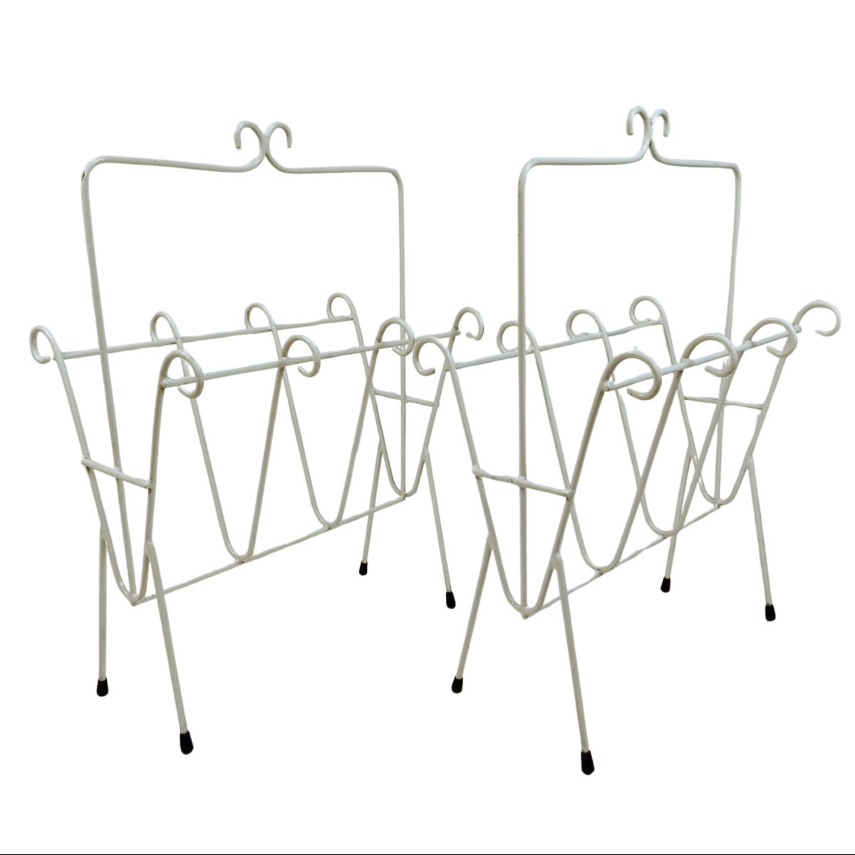 Coppia di portariviste in ferro verniciato bianco, manifattura italiana, anni ’70