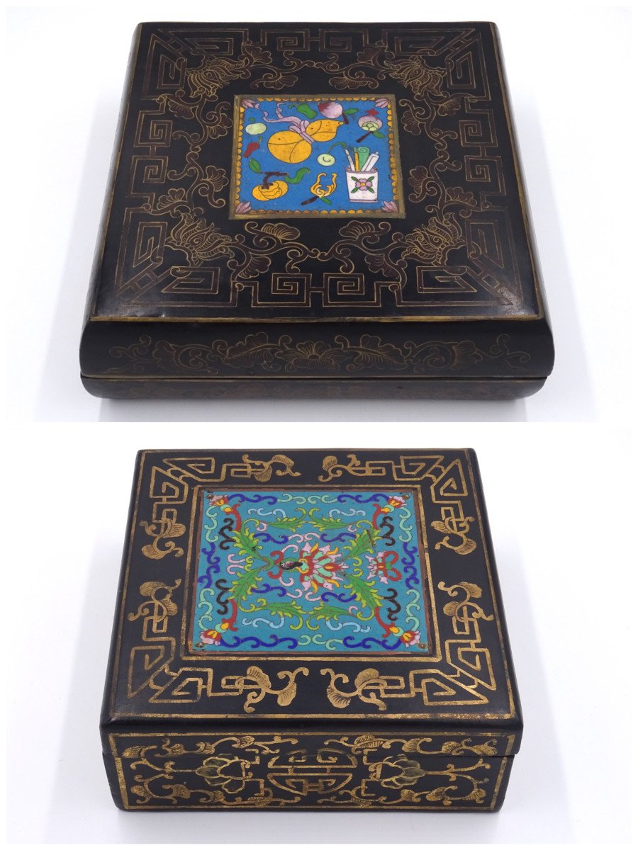 Set di due scatole cinesi con decorazioni cloisonné, anni 1940-1950
