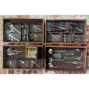 Complete Lb Silver-plated Flatware Set With White Metal And Over 150 Pieces