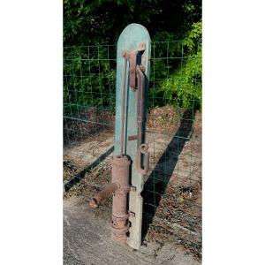Wall-mounted Water Pump For The Garden