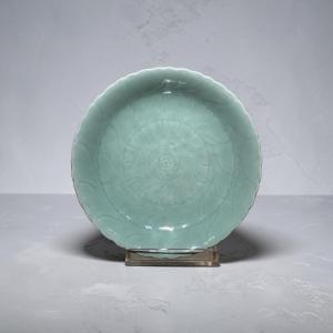 Celadon Dish, Wavy Rim And Relief Decoration Composed Of Concentric Circles Forming A Circle.