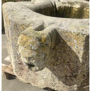 High Period Monolithic Well Curb With Gargoyle 