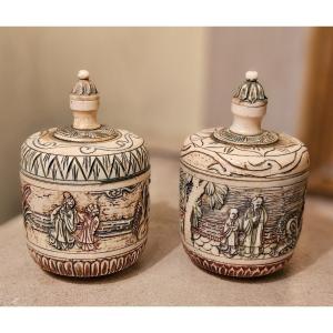2 Snuffboxes Or Bottles With Characters Decor - Japan Beginning XX°.
