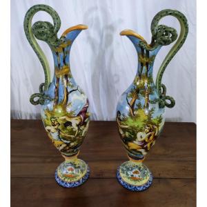 Très Grande Paires De Aiguières  En Faïence Italienne Dans Le Gout De Urbino 