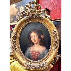 Very Classic Portrait Of A Pretty Young Girl Mid-19th Century In Medallion In Its Golden Frame