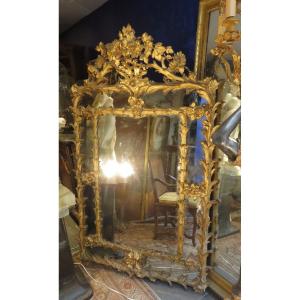 Grande Glace Miroir En Bois et stuc Doré A Décor De Feuillages A Pares Closes Epoque 1830  Fronton