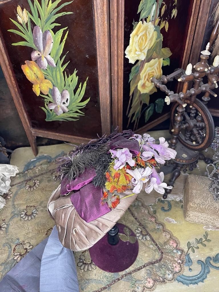 Cappello con fiori e piume della fine del XIX secolo