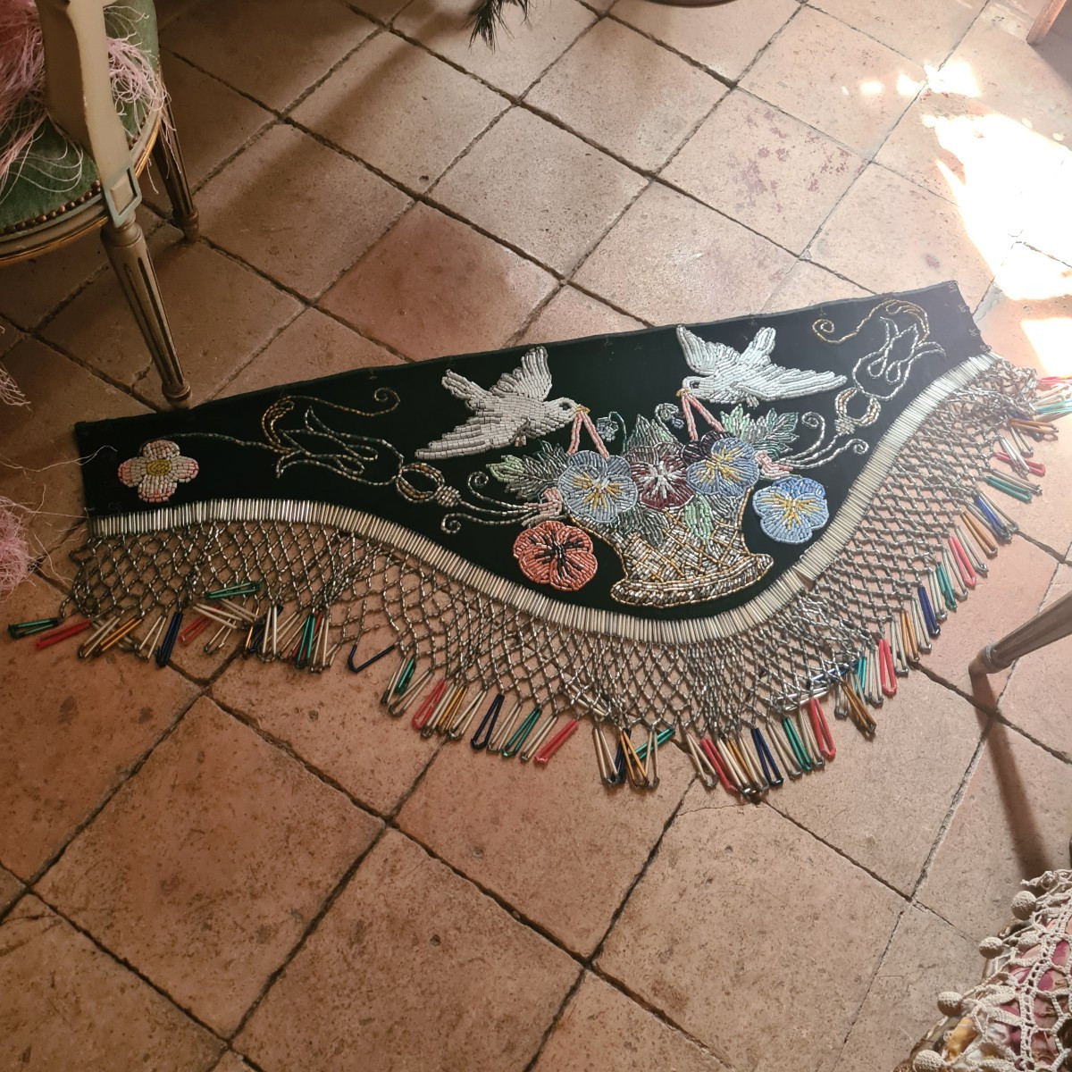 Decorazione per cavallo ricamata con perline di vetro