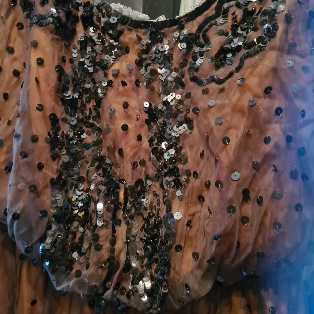 Abito del 1910 circa con paillettes applicate sul velo-photo-2
