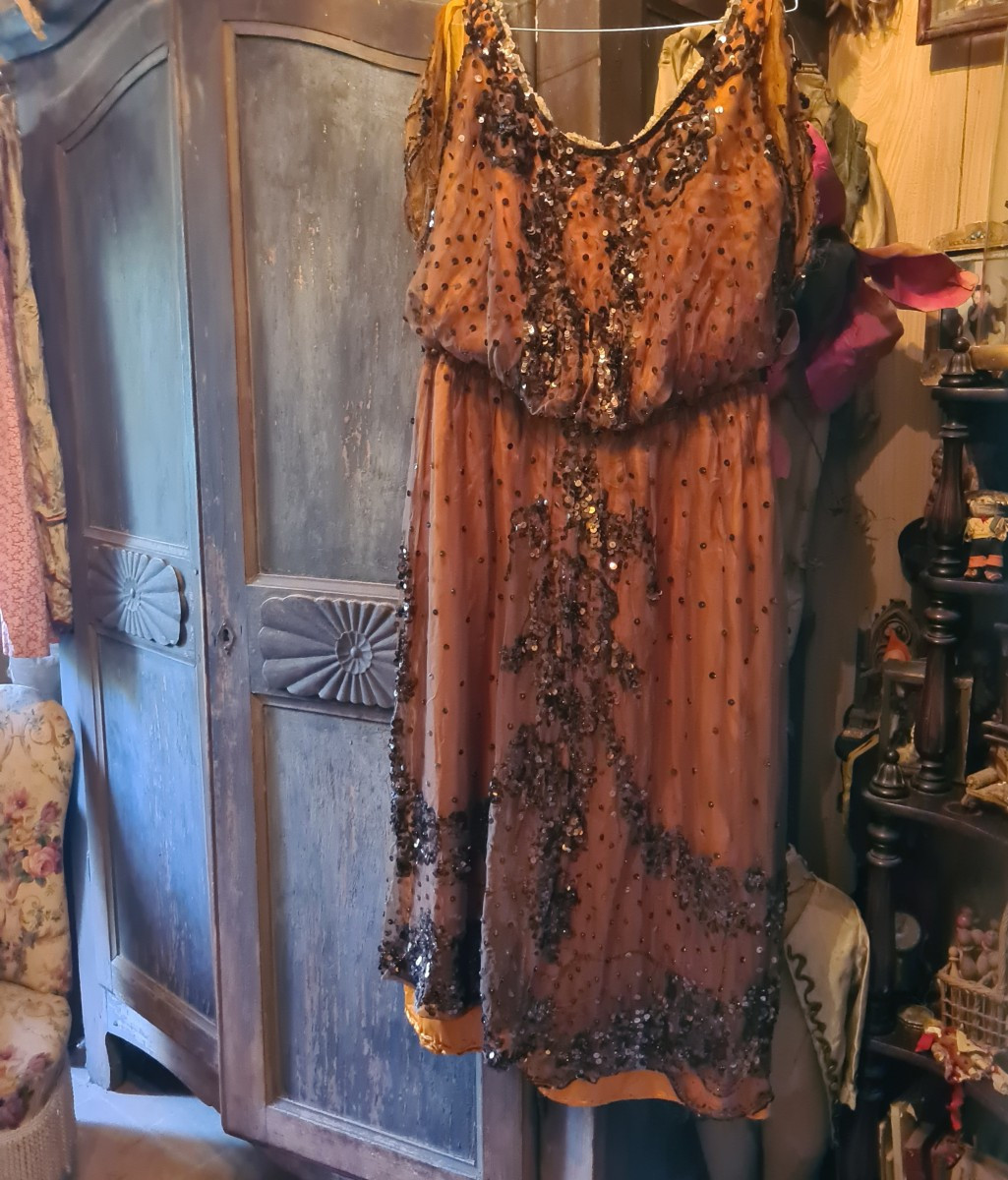 Abito del 1910 circa con paillettes applicate sul velo