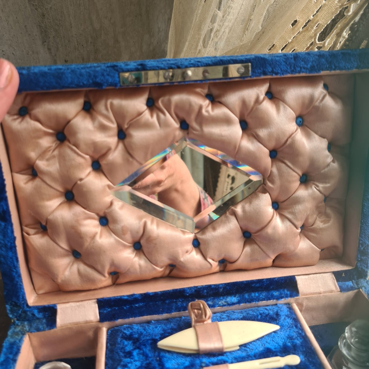 Antico cofanetto di velluto con attrezzi da cucito in osso-photo-3