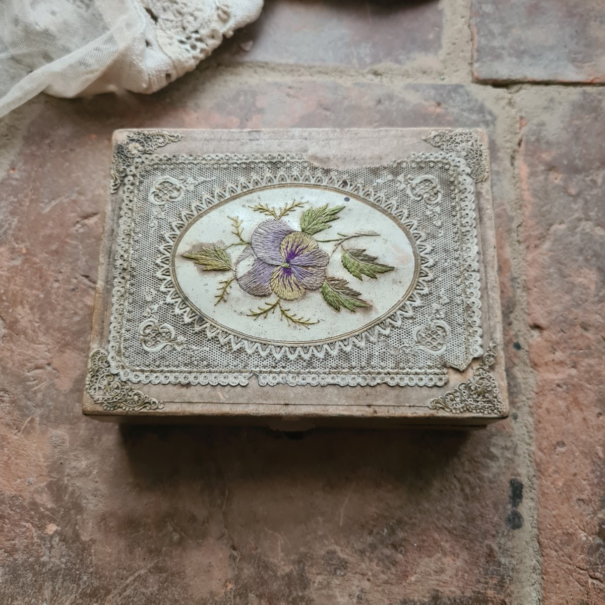 Scatola in legno con libro di preghiere