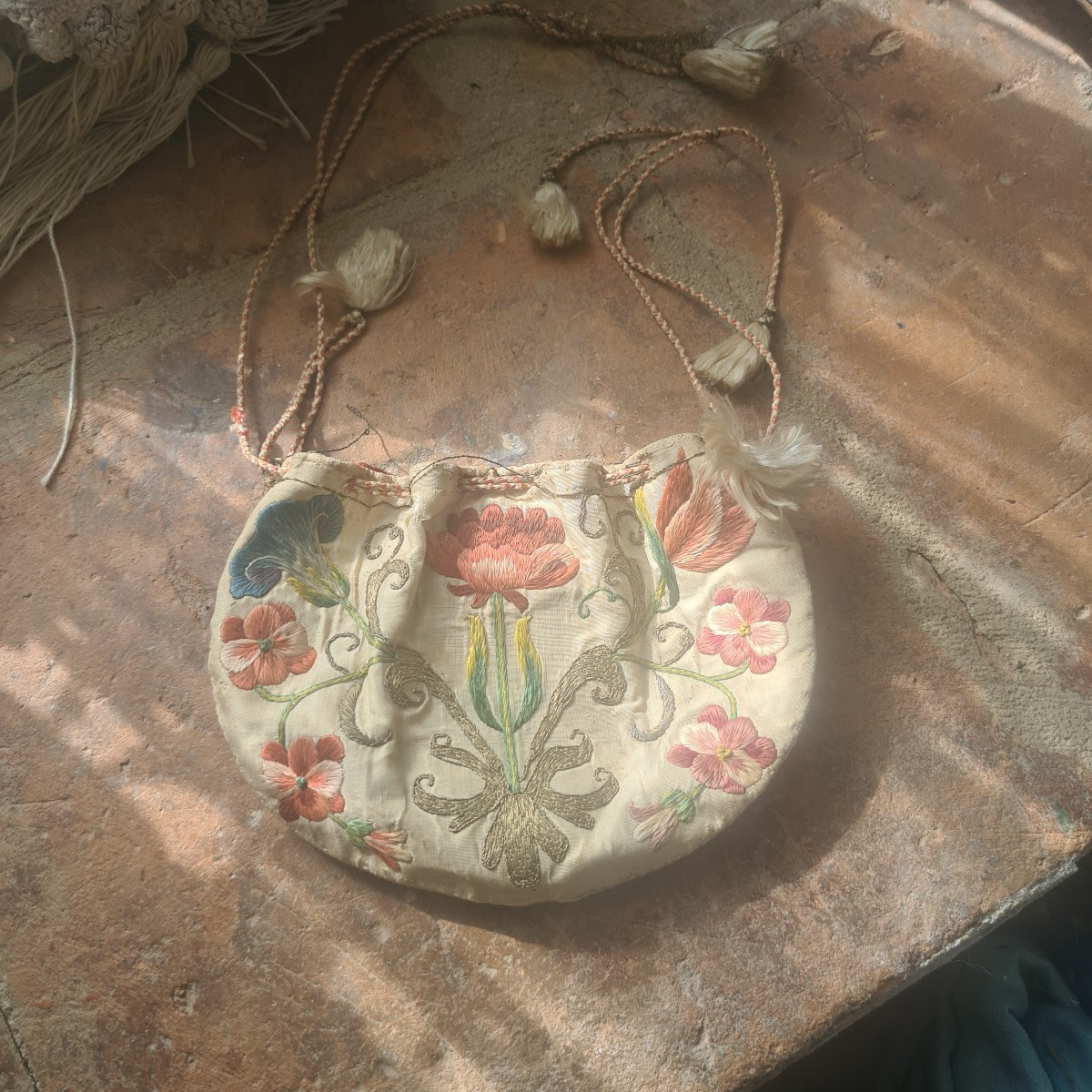 Antica borsetta ricamata del 700