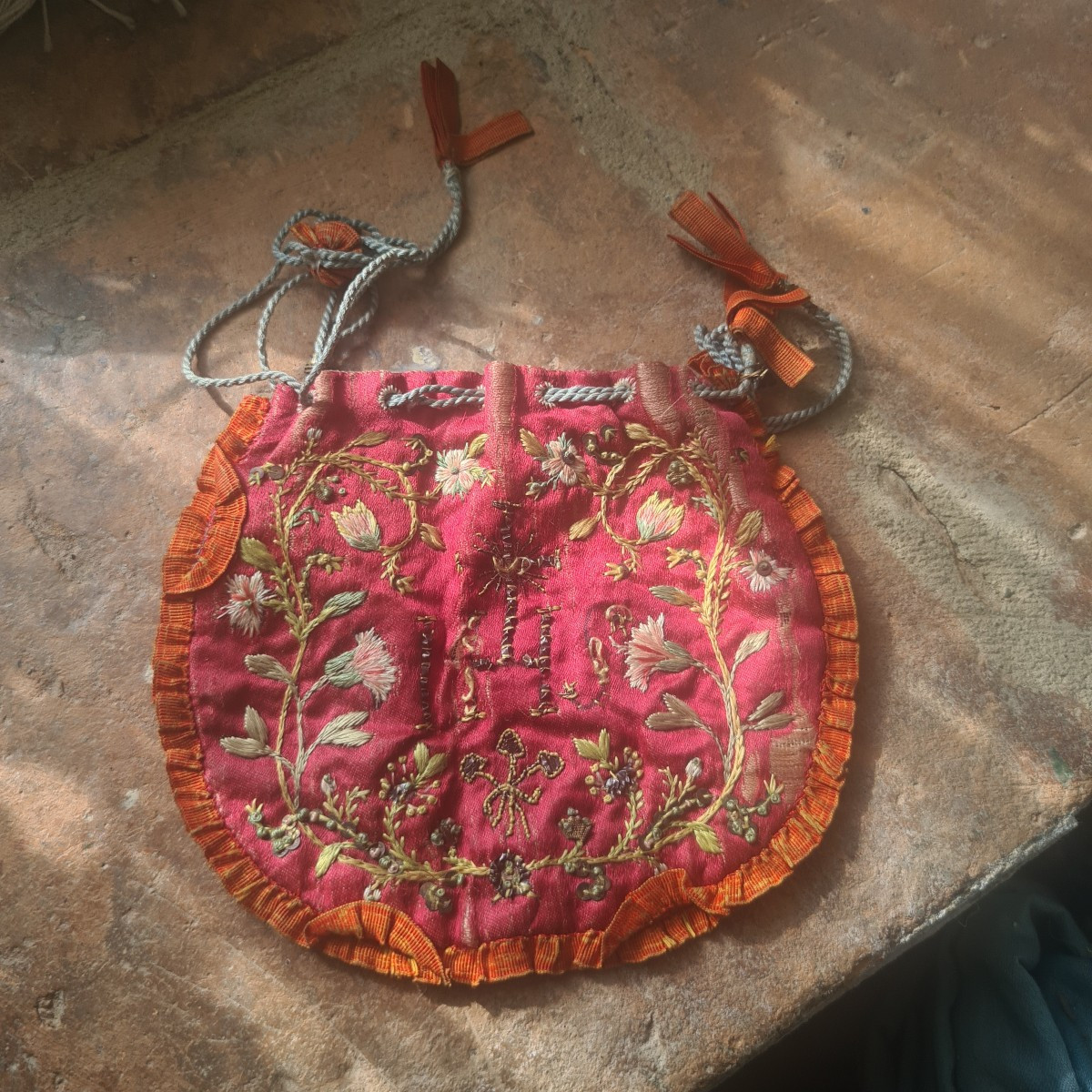 Antica borsetta portaostie ricamata fine 1700