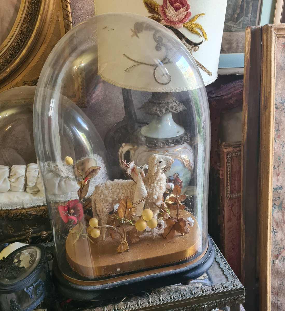 Antica campana con pecora