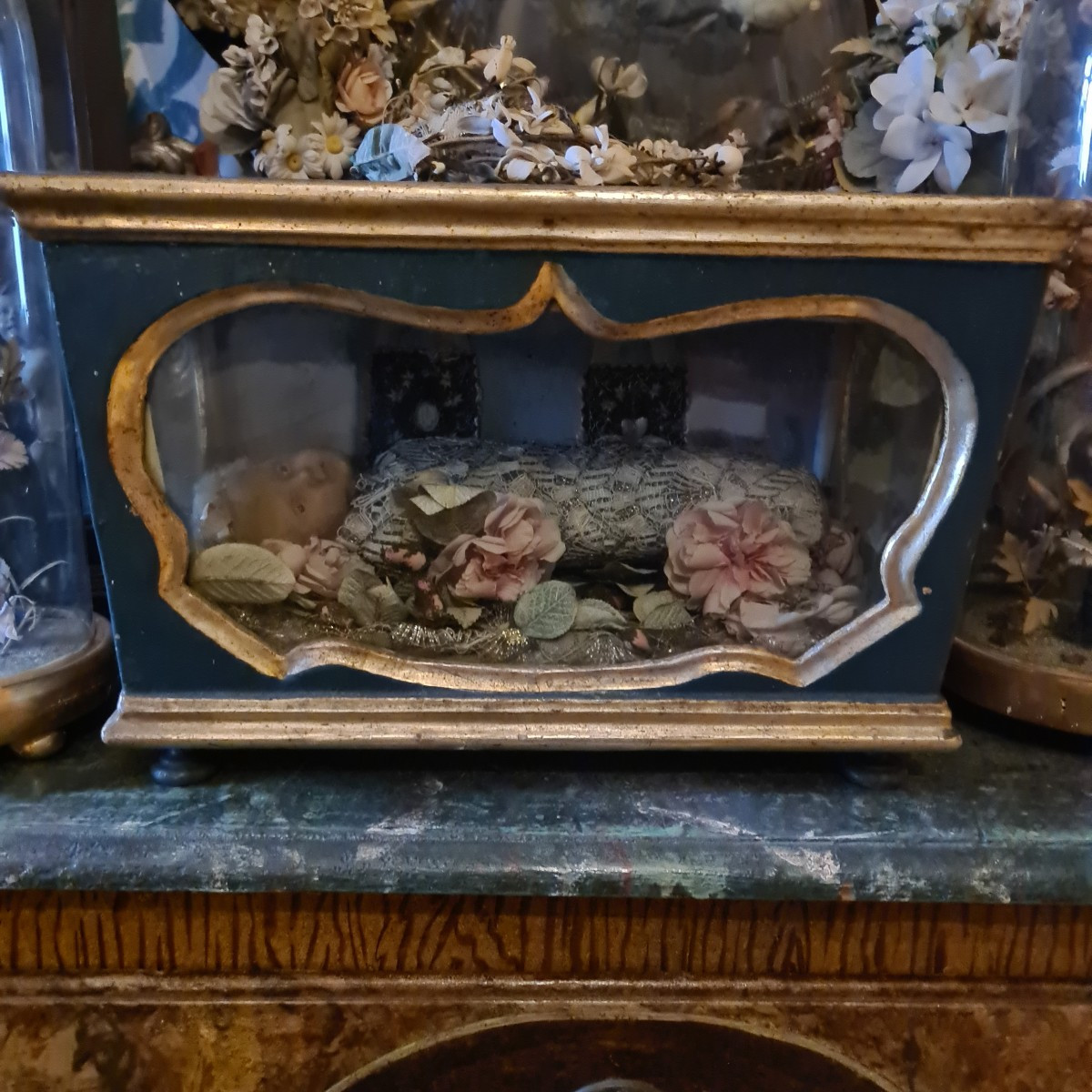 Antica teca con bambino Gesu di cera