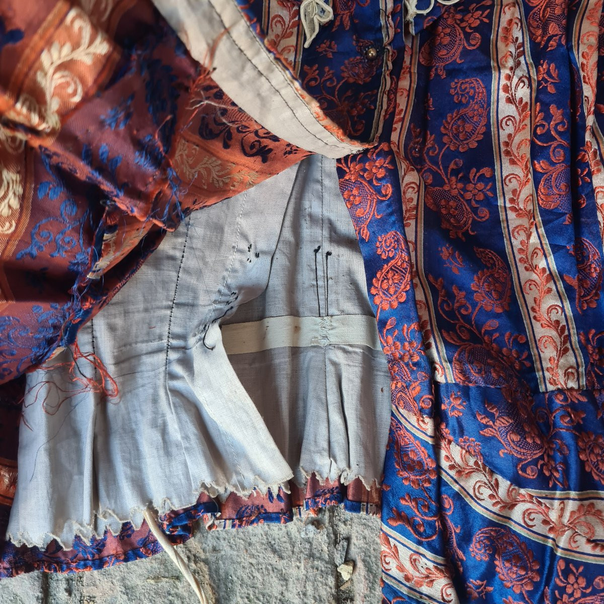 Antico corpetto da donna in seta-photo-3