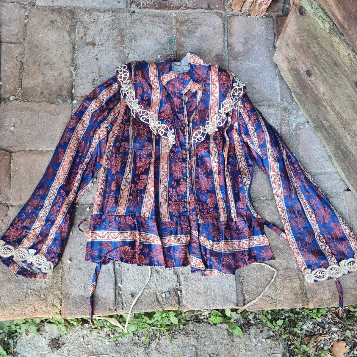 Antico corpetto da donna in seta