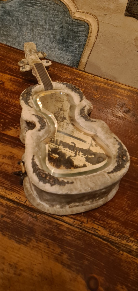 Antico scatola in veluto con carillon