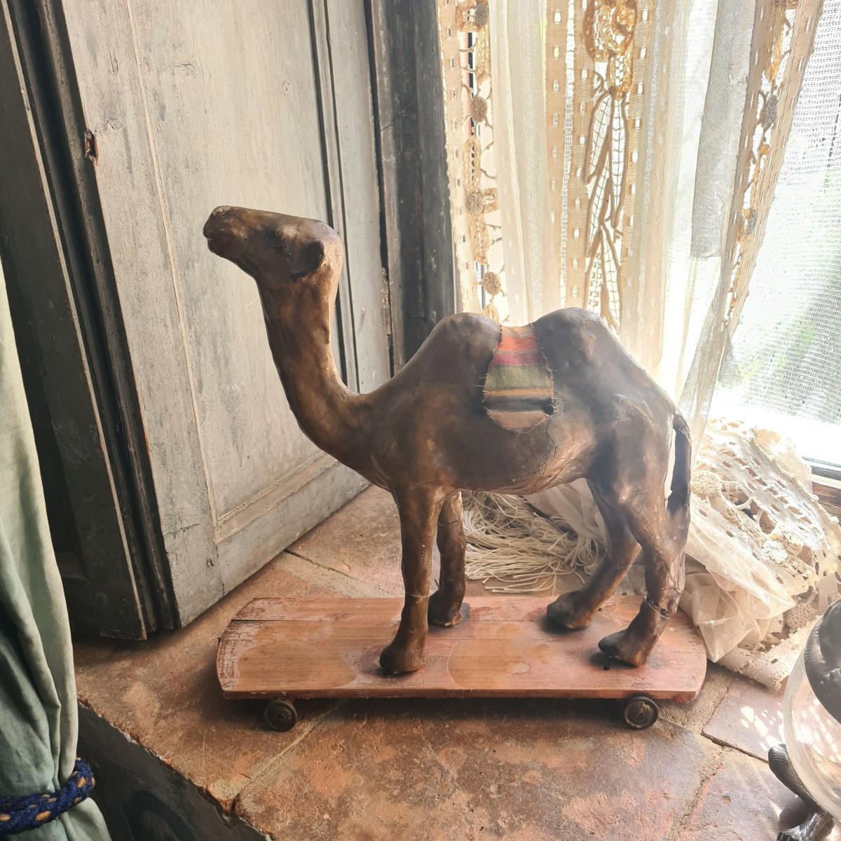 Antico giocattolo camello in carta pesta
