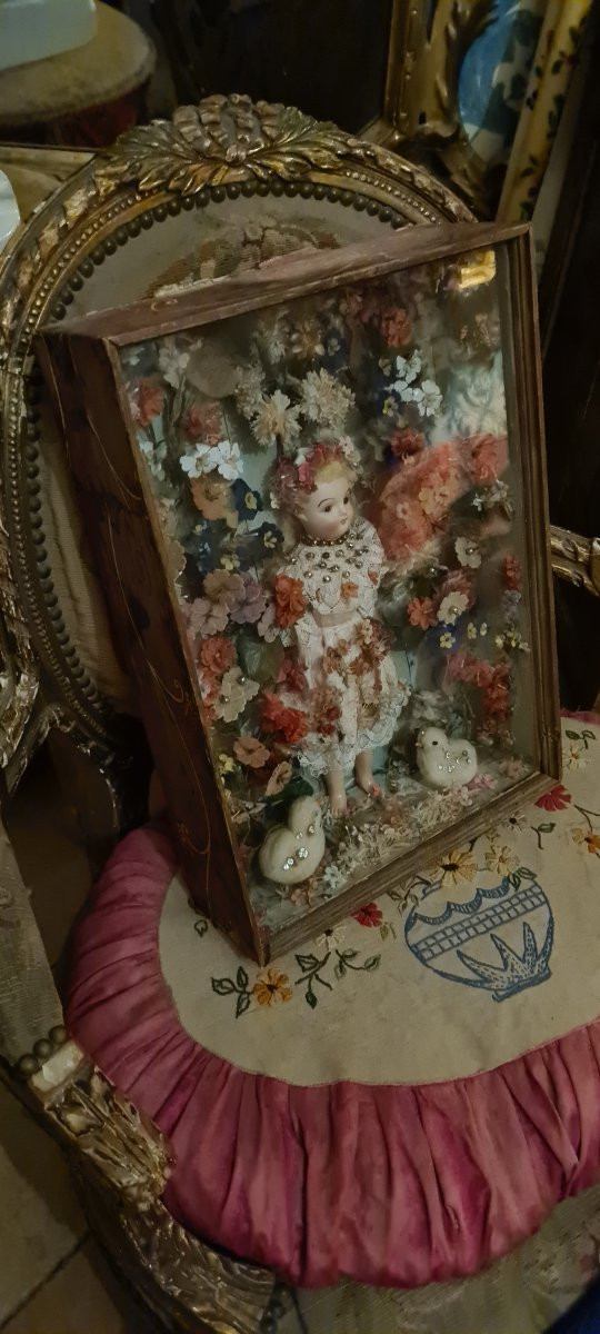 Antica teca con bambola in biscuit e fiori di stoffa-photo-2