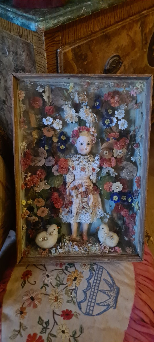 Antica teca con bambola in biscuit e fiori di stoffa