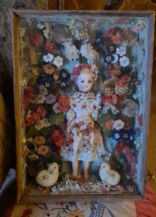 Antica teca con bambola in biscuit e fiori di stoffa