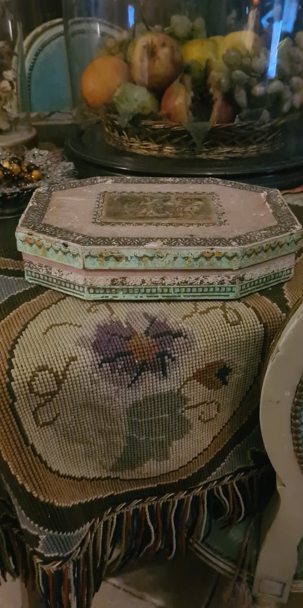 Scatola in legno ricoperta di carta