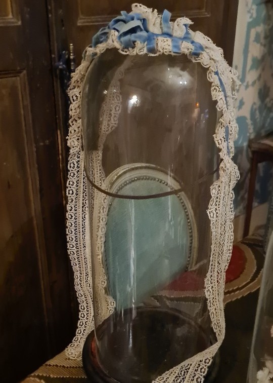Antica "barbe" in pizzi e nastri