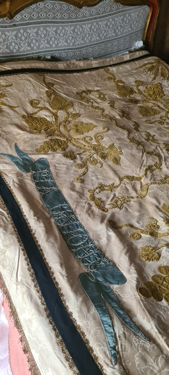 Drapo religioso con applicazioni in filo d'oro-photo-1
