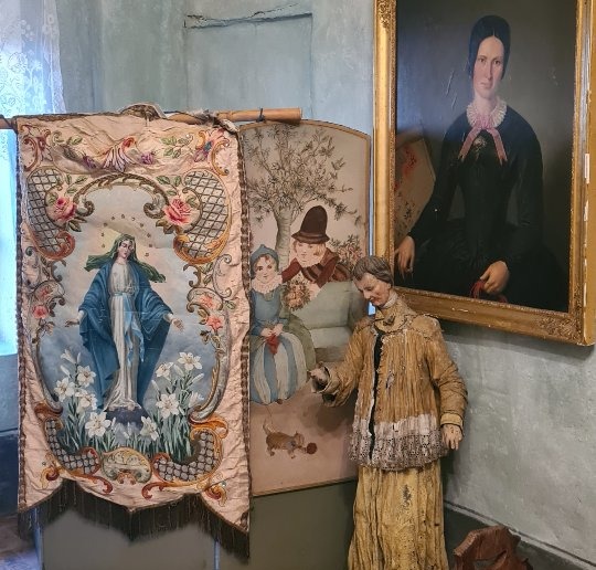 Antico stendardo dipinto e ricamato