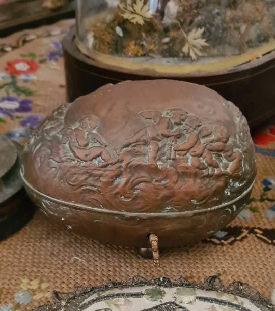 Scatola in forma d'uovo in bronzo