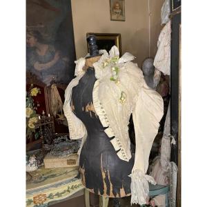 Antico corpetto da sposa con fiori di cera