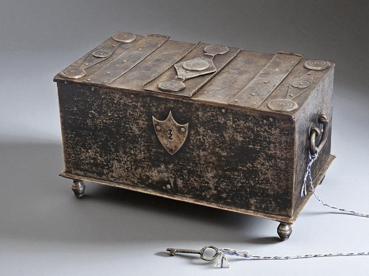 Scrigno / Cassaforte portatile da mercante – XVIII secolo – ferro battuto