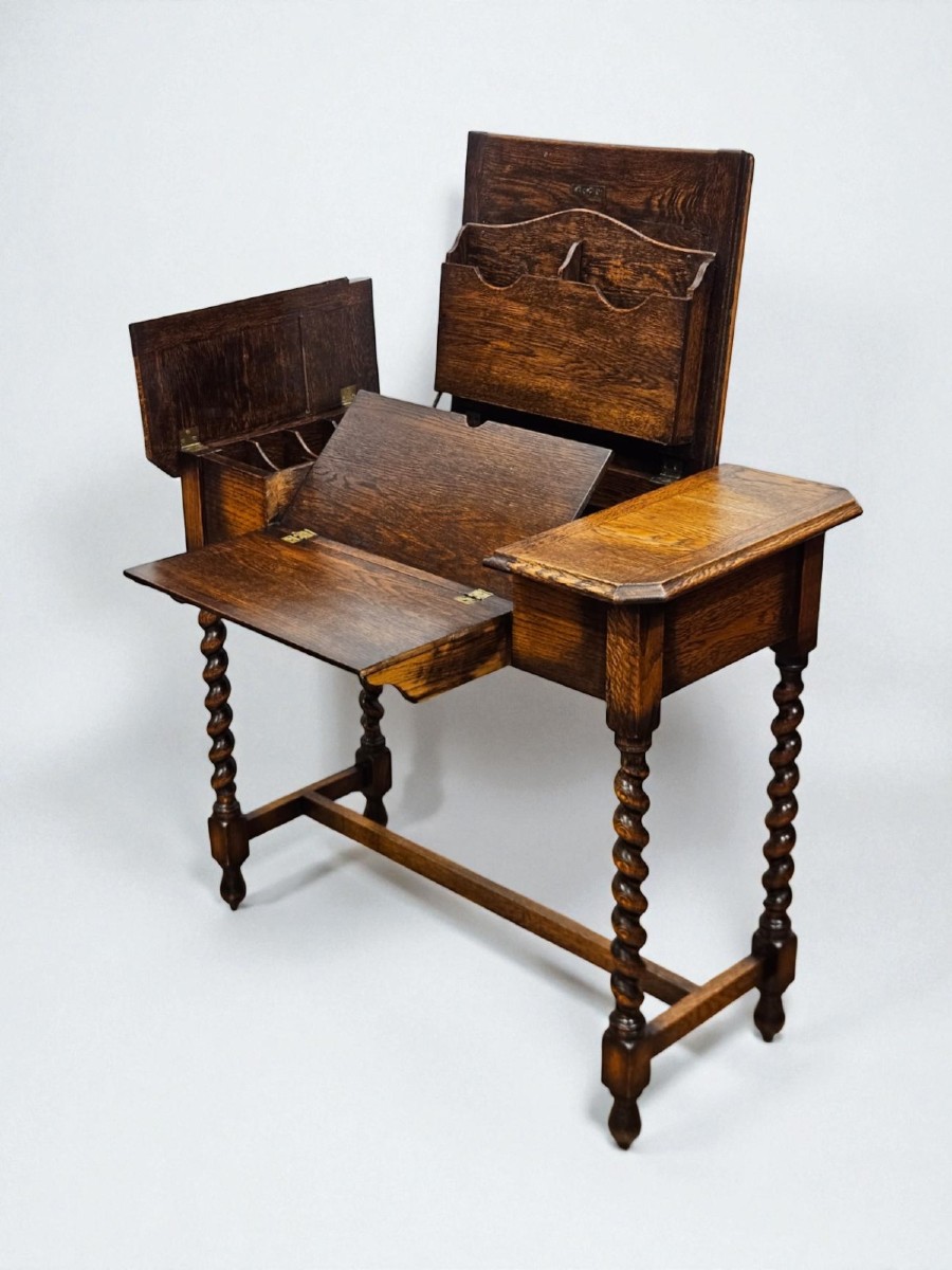 Raffinato scrittoio antico in rovere, risalente ai primi del XX secolo.