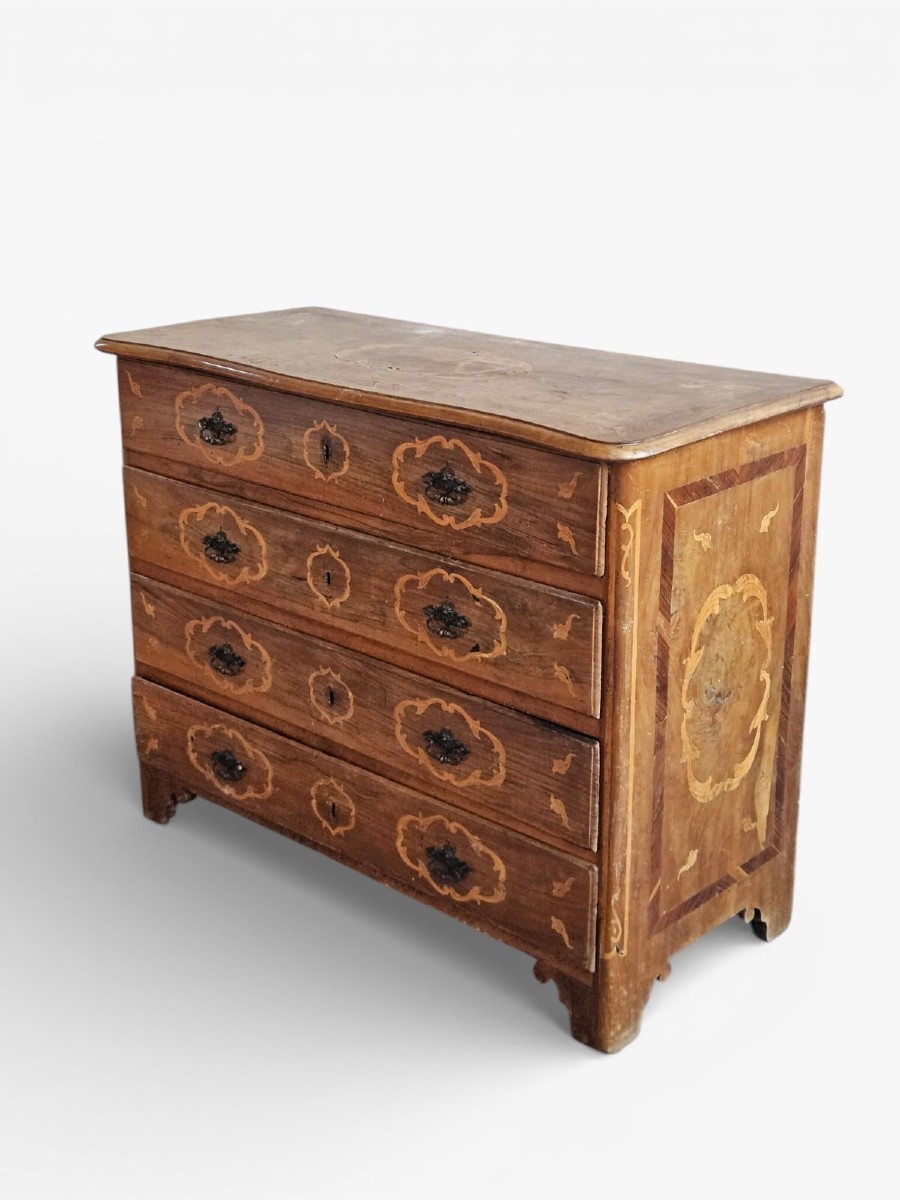 Cassettone intarsiato in noce – XVIII secolo, Piemonte