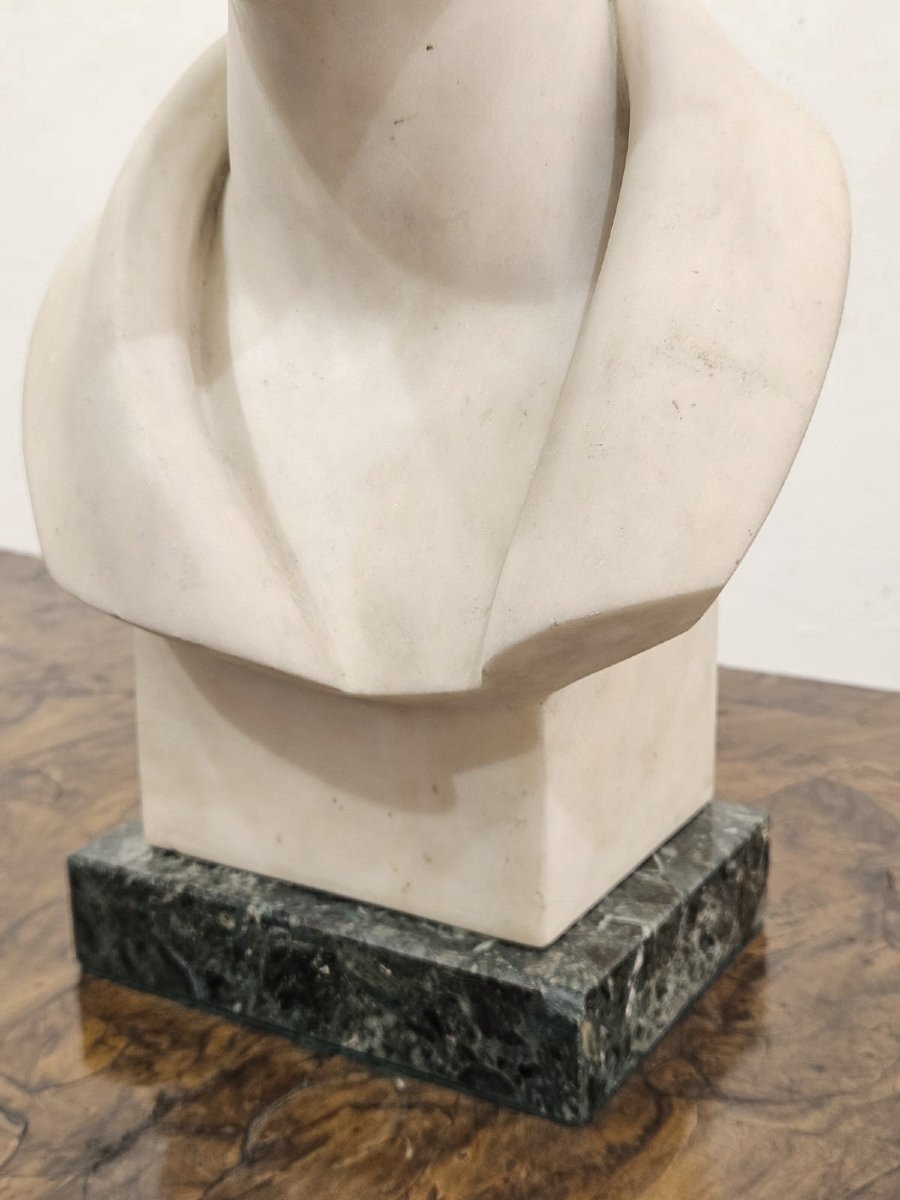 Busto femminile in marmo – Italia, periodo 1920–1930-photo-1