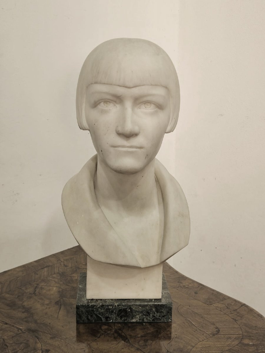 Busto femminile in marmo – Italia, periodo 1920–1930-photo-2