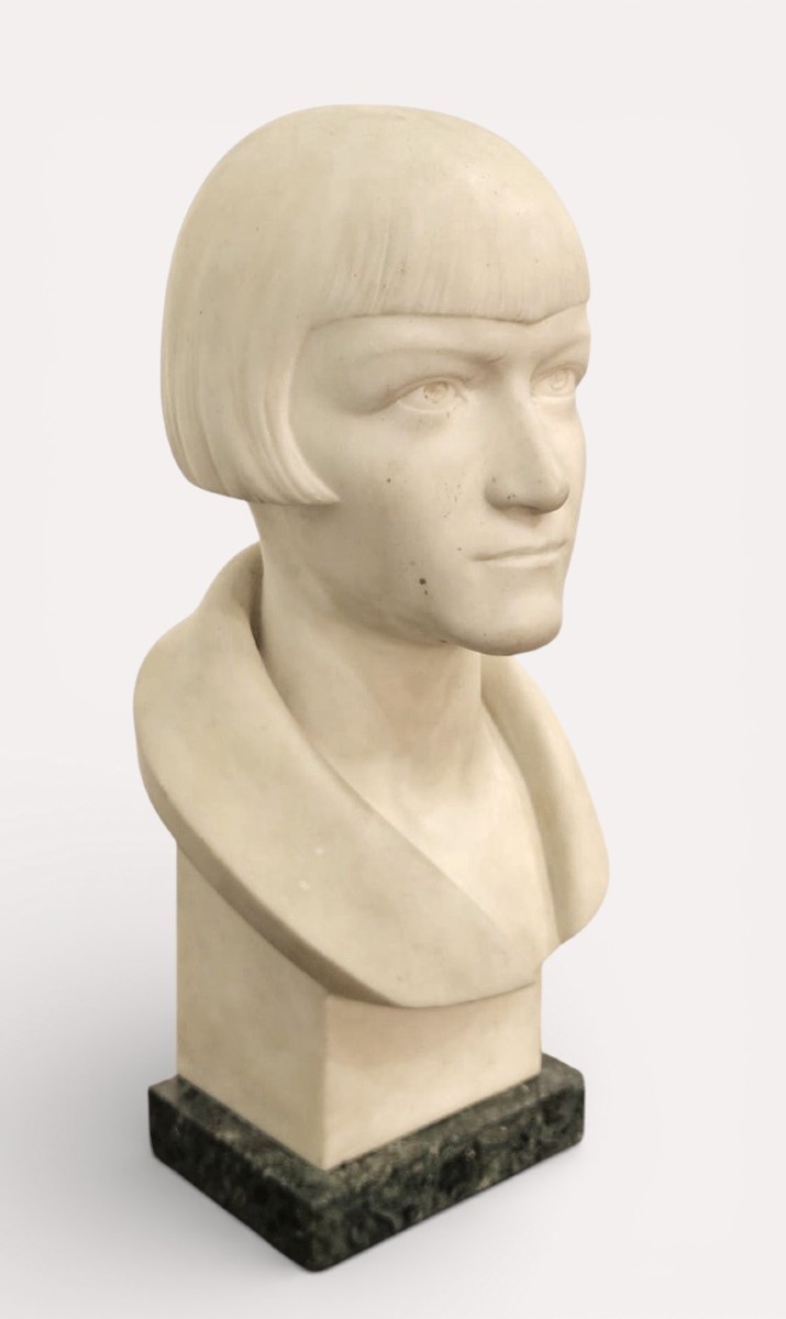 Busto femminile in marmo – Italia, periodo 1920–1930